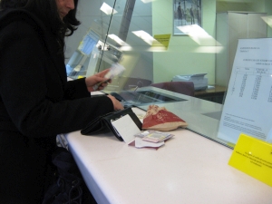 Consumatorii cu venituri sub 2.900 de lei brut/lună nu vor mai plăti comisioane la bănci